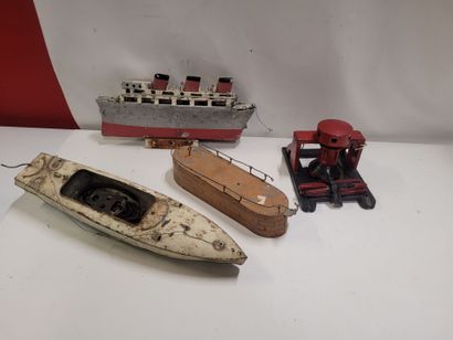 Un lot comprenant, un bateau en tôle, en...