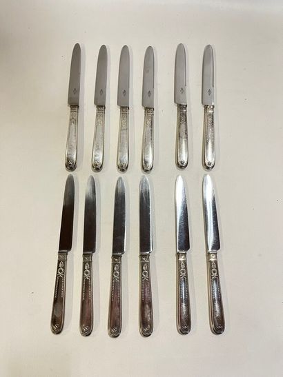 Un lot de 12 couteaux en argent fourré.