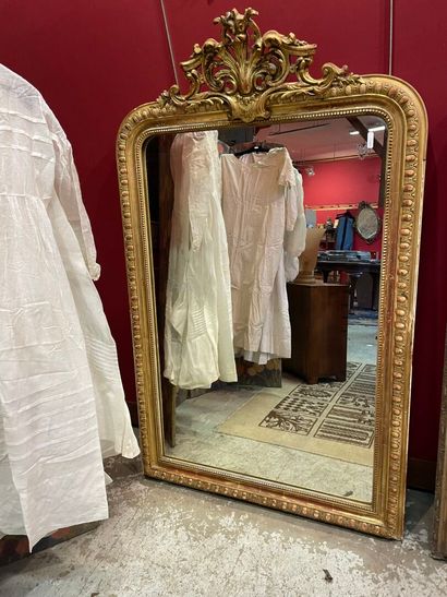 Un miroir en bois et stuc doré, style rocaille...