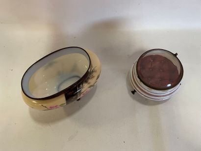 Une vasque opaline à décor florale monté...