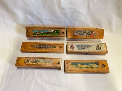 Lot de 6 plumiers en bois dans une vitrine...