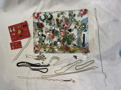 Un lot de bijoux fantaisies, comprenant boucles...