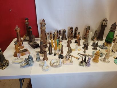 Gros lot d'une collection de phares, souvenir...