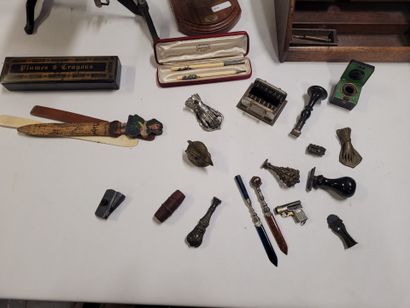 Lot comprenant un pèse lettres, loupe de...