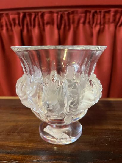 LALIQUE coupe en verre à décor de moineau,...