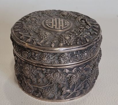 Une boite cylindrique en argent à décors...