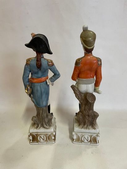 Lot de 2 statuettes en porcelaine, soldats...