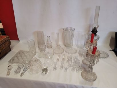 Lot d'objets en verre moulé, cristal, ou...