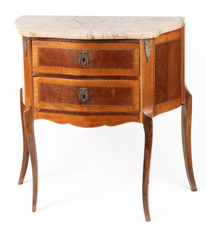 Commode de style Louis XV, en bois de placage,...