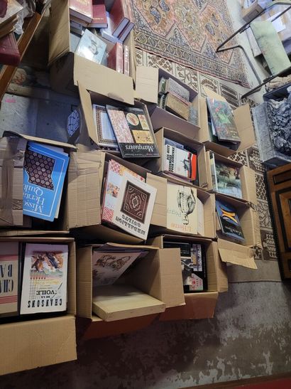 Lot de 18 cartons de livres comprenant Marine,...