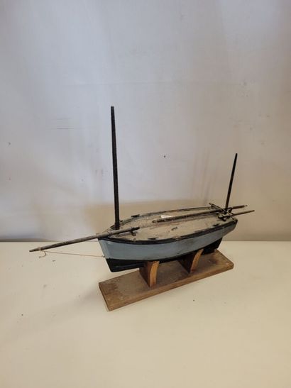 Un lot de deux maquettes de bateaux de pêche...