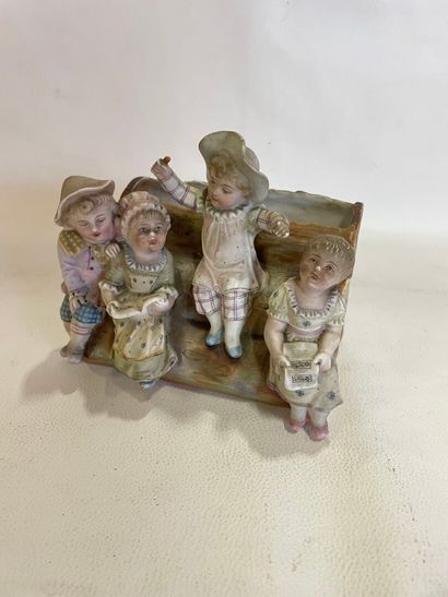 Vase en porcelaine représentant un groupe...