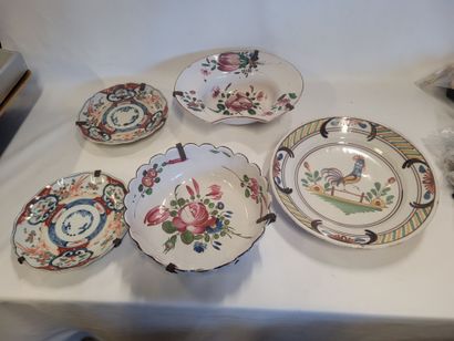 Un lot comprenant 2 assiettes Imari D.22...