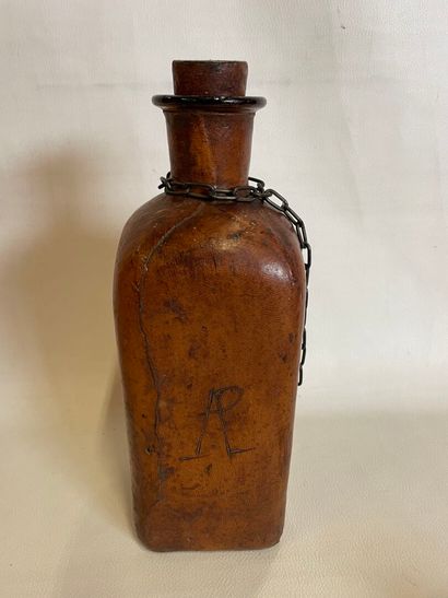 Gourde en verre recouverte de cuir
