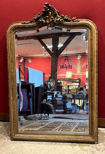 Un miroir doré de style Louis XV. H148x9...