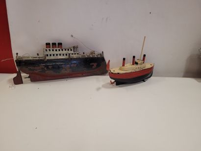 Lot de deux bateaux en tôle peinte dans le...