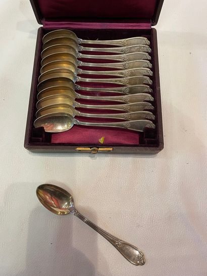 Un ensemble de 12 cuillères à café en argent...
