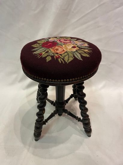 Un tabouret de piano en bois noirci et tourné,...