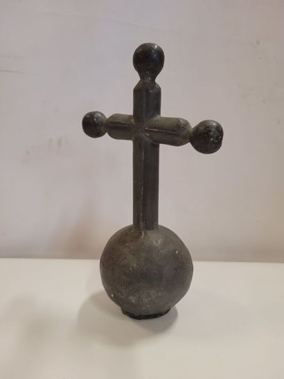 Croix funéraire, en plomb, probablement provenant...