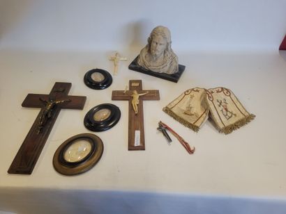 Lot d'objets religieux comprenant un cache...
