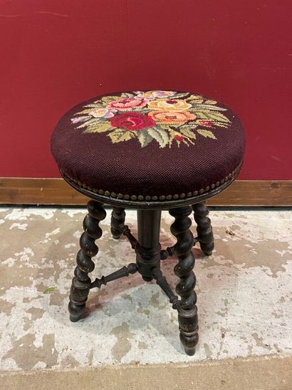 Un tabouret de piano en bois noirci et tourné,...