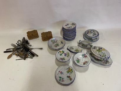 Une dinette d'enfant comprenant 18 assiettes,...