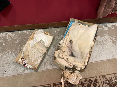 2 cartons de tissus, éléments de robe, dentelles,...