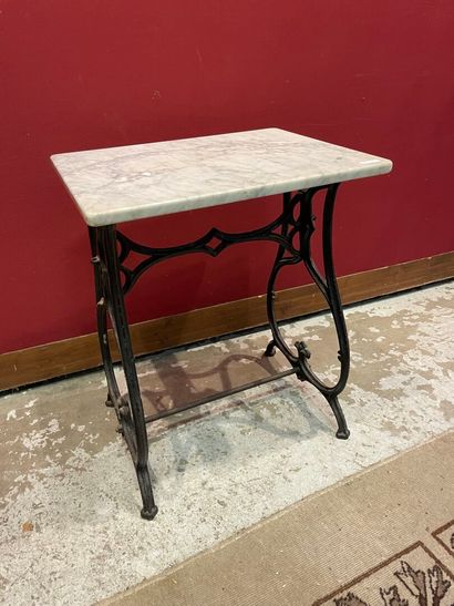 Petite table de bistrot ou d'appoint dessus...