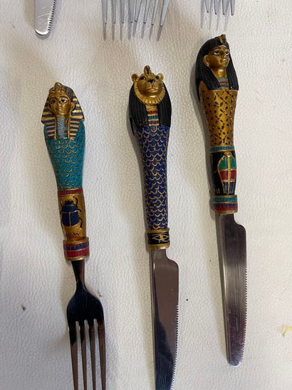 Un lot de 24 couverts en inox, à manches...