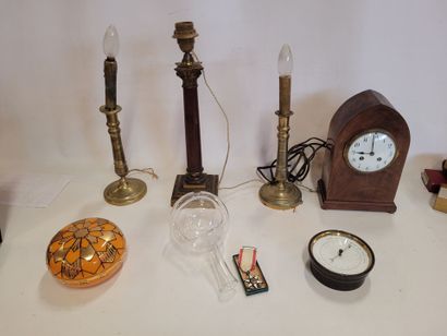 Lot comprenant 2 bougeoirs montage en lampe,...