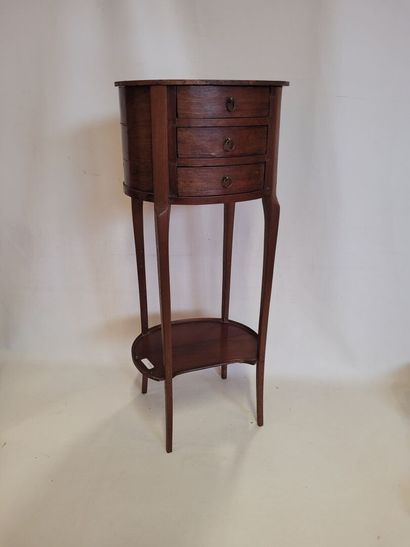 Petite table de nuit ouvrant sur 3 tiroirs,...