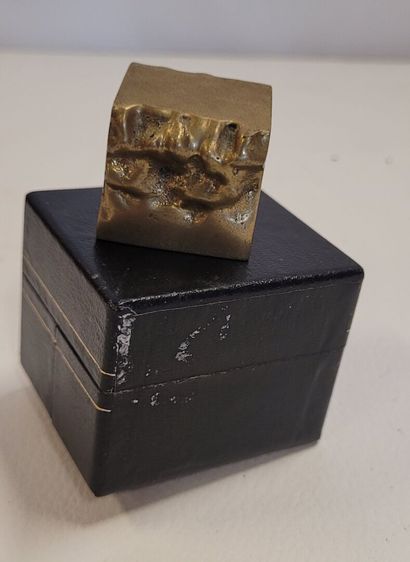 Petit bronze représentant une tête dans son...