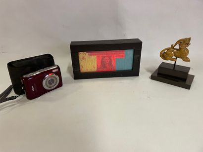 Un lot composé d'un appareil photo nikon...