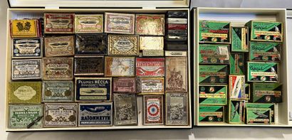 Lot de 2 vitrines plates comprenant un ensemble...