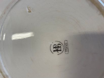 Lot de 12 assiettes Choisy Le Roi, sur le...