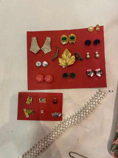 Un lot de bijoux fantaisies, comprenant boucles...