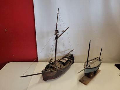 Un lot de deux maquettes de bateaux de pêche...