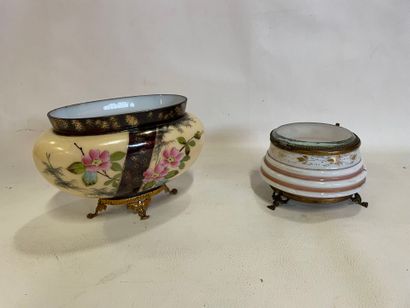 Une vasque opaline à décor florale monté...