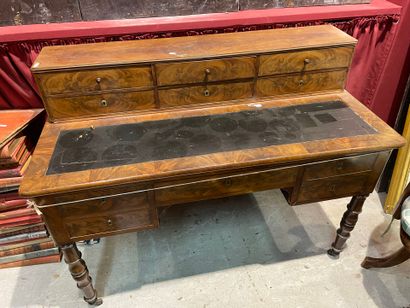 Bureau en noyer à gradins dessus cuir, de...