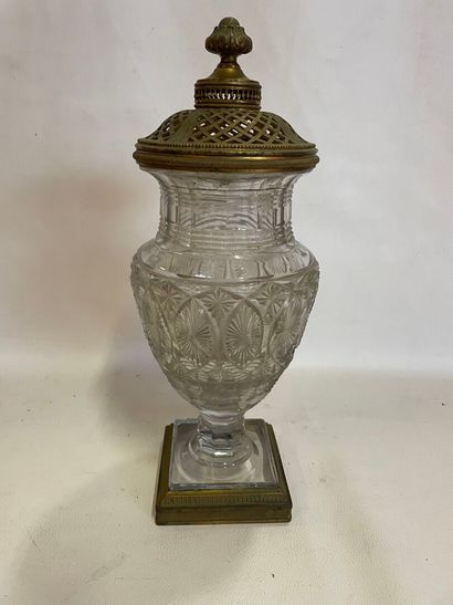 Cassolette en verre taillé, monture en bronze...