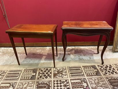 Une table à jeux, console, de style directoire...