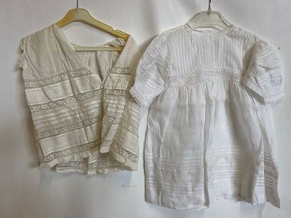 Un lot de tissus anciens, comprenant robes...