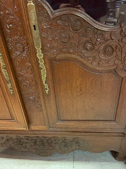Armoire normande ouvrant à deux vantaux en...
