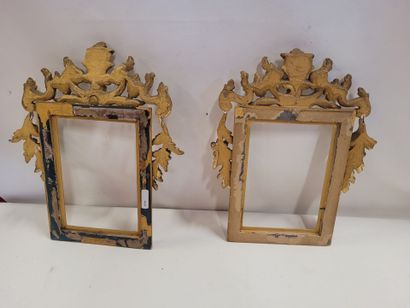 Paire de cadres en bois doré, fronton à décor...