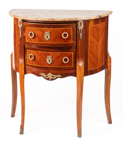 Une commode demi-lune de style Louis XV,...