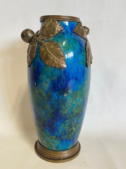 un vase en porcelaine de Sèvres, art nouveau,...