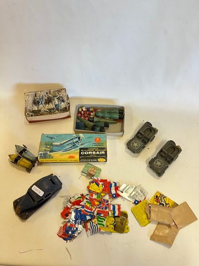 Lot de jouets comprenant : une boite avec...