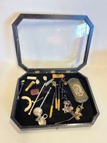 Une vitrine comprenant : un lot d'objets...