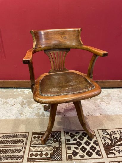 Un fauteuil américain en bois et assise en...