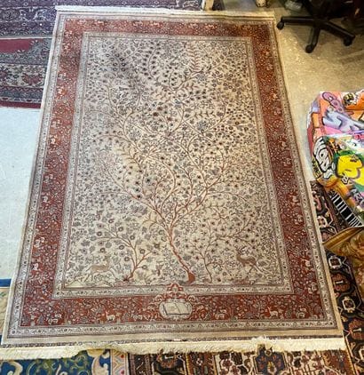 Tapis mécanique en laine à décor floral....